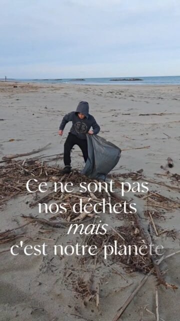 Ces jours ci nous prenons des temps pour nettoyer la plage des déchets ramenés par les récentes intempéries dans le sud 

Une habitude familiale ! 

Nous le faisions beaucoup beaucoup dans notre vie nomade. 

Quelle tristesse d'arriver dans un lieu isolé magnifique et d'y trouver des mégots et du plastique... 
Quelle satisfaction d'en repartir en laissant un lieu propre et accueillant... 

Mais nous le faisions aussi dans notre vie citadine à Paris et lors de nos vacances. 

Ce n'est pas le bagne que j'impose ... C'est mon fils qui réclame et même me supplie de le faire 😅

Pas la peine de pointer les autres du doigt ("les gens sont sales"), nous faisons tous partie du problème.
Et donc... de la solution. 

La nature nous donne tellement, peut être qu'on peut lui donner ce petit peu de temps. 

Ça amuse les enfants, c'est convivial à plusieurs, ça fait prendre l'air et bouger !

Et c'est gratuit.

#beachcleaning #educationpositive #zerodechet #suddelafrance #nettoyageplage 

Qui fait comme nous ?