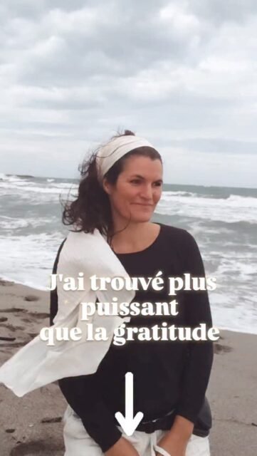 Et c'est l'acceptation.

Attention je ne parle pas d'accepter l'inacceptable, comme les injustices et violences personnelles ou sociales. Ni de baisser les bras, se résigner, ou rester dans des situations destructrices. 

Je parle d'accepter le chemin. 
Même celui que n'aurions pas choisi.

Je parle de regarder la réalité en face.
Sans la maquiller.
Sans la fuir.
Sans vouloir qu'elle soit autrement qu'elle n'est.
Sans vouloir la réparer trop vite.

Là où, parfois, la pratique de la gratitude peut nous faire occulter voire fuir des parts de nous ou de notre vie jugées négatives, l'acceptation c'est poser la main sur ce qui est douloureux et dire :
"Oui. Tu es là. Je te vois. Je ne te chasse pas." 

Et c'est dans cet espace de vérité totale, que la guerre s'arrête. 
Pas parce que tout est résolu ou que ça ne fait plus mal, mais parce qu'on ne se bat plus contre le réel. 
C'est cette guerre là qui divisait des parts de nous, qui nous épuisait. 

Oui cela demande courage, réalignement et abandon des plans de l'ego, aussi beaux soient ils. 

L'acceptation c'est accepter de marcher le chemin proposé par la Vie avec confiance qu'elle nous emmène là où nous devons être, qu'elle nous enseigne ce que nous devons apprendre. 

Quand j'accepte le chemin, je me sens en accord total avec la Vie, le Grand Tout, sur une vibration inexplicable mais imperturbable. C'est pour cela que je trouve cela bien plus puissant que la gratitude. 

Je ne dis pas non plus qu'il ne faut pas pratiquer la gratitude. Elle est selon moi essentielle à une vie épanouie. Juste faire attention à ce qu'elle ne devienne pas un déni des émotions ou une fuite du réel. C'est un équilibre à trouver.

Dis moi en commentaire ce que tu en penses 

✨✨✨

NB : le Tantra, cette philosophie non duelle, enseigne tout ça. Il reste une semaine pour s'inscrire au prochain stage pour femmes que je donne à la fin du mois. 
Commente / mp stage et je t'envoie les infos.