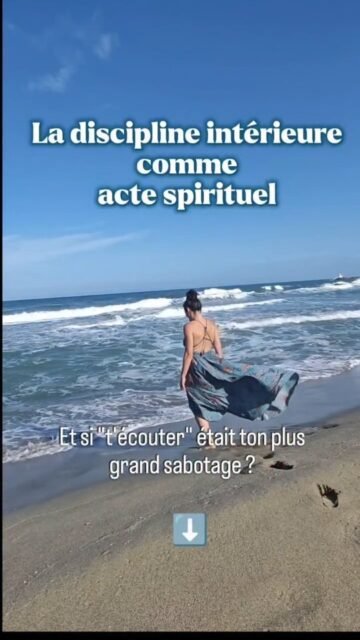 Le monde du developpement personnel nous dit à tout bout de champ de nous écouter. 
Et c'est un conseil précieux, surtout dans ce monde qui nous robotise et veut nous couper de notre profondeur. 
Sauf... quand il devient l'excuse parfaite pour rester passive face à sa vie. 🌸

Voilà la question que j'aime me poser pour trouver la juste nuance : 

Quand "je m'écoute", est-ce que je m'écoute vraiment ou est ce que je suis en train d'écouter la part de moi qui, en dessous de la flemme, ne croit pas en ses rêves, celle qui s'aime un peu trop peu pour s'offrir ce dont elle a réellement besoin ?

Techniquement, quand je sors marcher à 22h alors que j'avais "envie" de regarder une série au lit… on pourrait dire que je me force. 

Mais je préfère voir ça autrement : je choisis d'écouter un élan plus profond. 

Un élan qui m'apporte plus. Qui me sert plus. Qui m'aime plus. 

Ici celui de prendre soin de ma santé physique et mentale, mon engagement à me donner les moyens de vieillir en forme. 💃🏻

Oui cet élan compte bien plus pour moi. 

C'est là que la discipline devient un acte d'amour profond. 
Le plus haut niveau de respect de soi même. 

C'est le pont entre la femme que je suis et celle que je serai. ❤️‍🔥

Choisir l'action "difficile", ce n'est pas se faire violence, se contraindre, se punir, ou tomber dans un égo qui veut prouver, c'est écouter le cri de son âme pour l'expansion, ou les murmures de son corps qui languit du soin et du mouvement.🍀

(Et non 😆, je n'ai rien contre le repos, la paresse douce, ni les séries au lit. Ces moments ont leur place. Tout est question d'équilibre, pas de rigidité à l'ancienne) 

Dis-moi en commentaire : il y a une action difficile que tu fais — ou que tu aimerais faire — par pur amour pour toi-même ? 🌿

.
.
.
.
.
.
[Plaisir, discipline, motivation intrinsèque, s'écouter, écoute de soi, amour de soi, engagement, connexion, déconnexion, féminin sacré, tantra, système nerveux, féminisme, écofémininisme, stage tantra, capitalisme, monde moderne, sensualité, paix intérieure, développement personnel, coaching féminin]