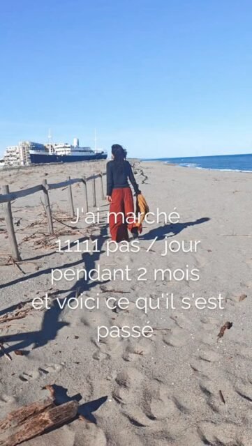 Quand nous sommes passés en appartement, mon corps n'avait pas l'air content. 
Dos, hanches, jambes… des douleurs étranges apparaissaient un peu partout... 😱 J'ai cru que je vieillissais 😅

Alors je me suis mise en marche 😁
11111 pas minimum par jour. 
Peu importe la météo.
Peu importe mon énergie.
Peu importe mon cycle.

Je voulais expérimenter cette discipline intérieure et une routine quotidienne.

J'ai fait ces pas : 
En marchant.
Et aussi parfois en dansant (chez moi ou sur la plage) 💃🏻

Et voici ce qu'il s'est passé : 
🍀 mes douleurs ont disparu en 2 jours (j'en reviens toujours pas)
🍀 j’ai perdu du poids
🍀 mon corps s’est tonifié
🍀 mon système nerveux s’est apaisé
🍀 mes émotions se sont régulées (avec le tantra : combo parfait)
🍀 j’ai retrouvé de l’énergie
🍀 et surtout… j'ai vécu de vrais moments avec moi-même🥰

C’est fou comme une habitude simple peut vraiment tout changer et devenir un indispensable. 

P.S. Oui, je sais… pourquoi 11 111 ? 😅
J’ai une petite fascination pour les chiffres… et le 11 me porte bonheur.

Et vous c'est quoi votre rapport avec la marche ?