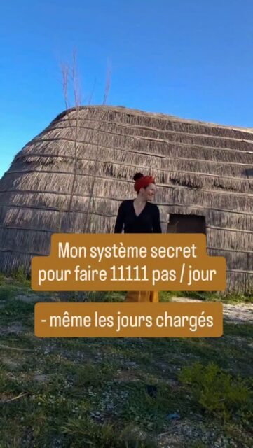 🚶🏻‍♀️ Une appli qui compte mes pas. Voir ce chiffre grimper, c'est jouissif. Sérieusement. C'est devenu presque un jeu — et ça me donne envie d'en faire toujours plus. J'ai trouvé mon truc et je joue. (d'autres utilisent : montre connectée ou podomètre)

🚶🏻‍♀️ Je commence dès le matin. Je vais souvent prendre mon petit-déj sur la plage. Oui, oui. Et j'en profite pour faire un tour. Ma journée démarre bien — très bien même — et les pas s'accumulent avant même que mon cerveau ait fini de se réveiller.

🚶🏻‍♀️ J'ai une routine avec des créneaux de marche fixés. Matin et soir. Et mes soirées en bord de mer avec ma féline ? Intouchables. Une routine bien installée, ça évite de se poser des questions — on le fait, point. Plutôt que de laisser filer la journée et me retrouver le soir la mine déconfite devant l'appli.

🚶🏻‍♀️ Je marche plutôt que de conduire quand c'est possible. Et je me gare le plus loin possible. Oui, ce parking au fond du fond — c'est moi maintenant.

🚶🏻‍♀️ Ma règle d'or : dès que j'ai un appel, je me lève et je marche. Mes longues conversations avec les copines — ou l'avocate 😏 — se transforment en sessions de marche que je ne vois pas passer. Productif ET thérapeutique.

🚶🏻‍♀️ Autre règle d'or : je n'attends pas immobile. Je suis souvent en avance à mes rdv et au lieu d'attendre plantée devant ➡️ je marche 

🚶🏻‍♀️ Je propose aux copines de marcher plutôt que de s'avachir dans un canapé. On discute, on rit, on bouge. Je propose même ça aux mamans IEF pendant que les enfants jouent — parce que nous aussi on mérite de bouger notre corps.

🚶🏻‍♀️ Les livres audio — mon obsession du moment. J'en suis à 7 ce mois-ci et le mois est pas encore terminé. Ma marche est devenue mon université ambulante. (Et si vous voulez que je vous parle des livres que j'écoute... préparez-vous à être surprises 😁) Tout audio inspirant fonctionne : podcasts, vidéos, formations en ligne, vocaux des copines...

🚶🏻‍♀️ Je danse. Bon, techniquement c'est plus tout à fait de la marche. Mais le corps bouge, l'énergie circule... que demande le peuple ?

La dernière et la plus importante astuce en commentaire ⤵️