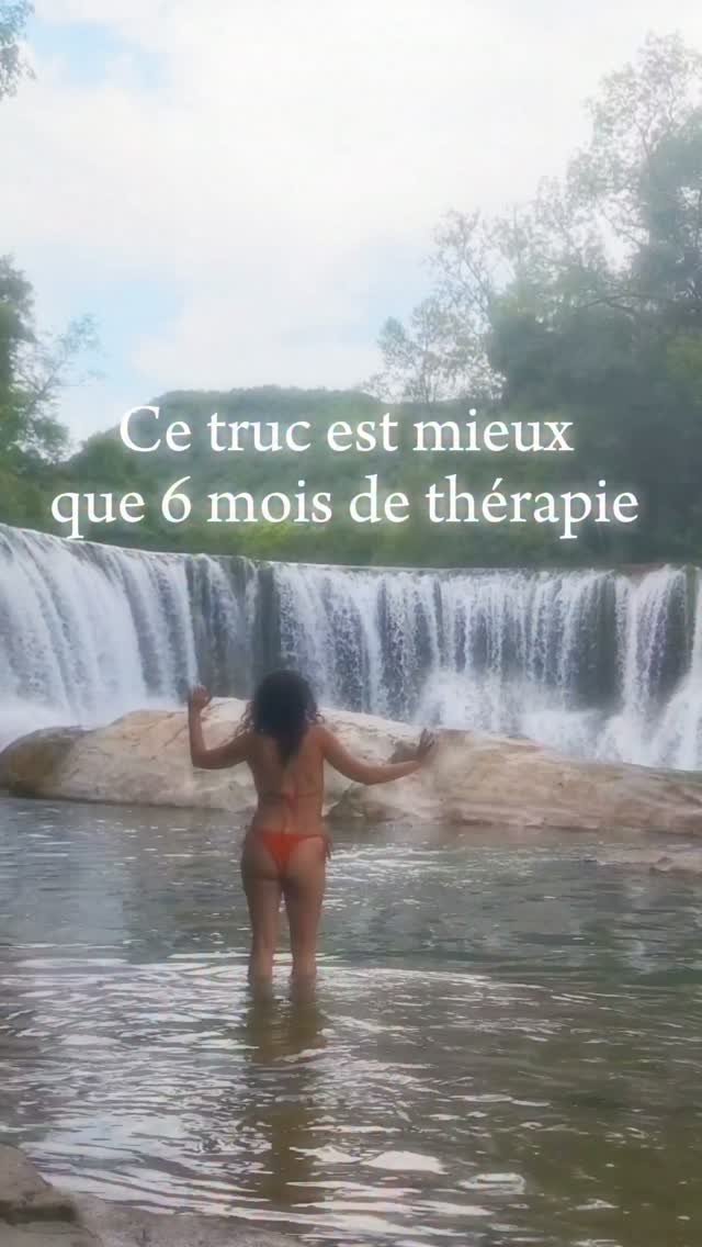 Le plaisir sensoriel active directement le système nerveux parasympathique (celui du repos et de la régénération) par opposition au sympathique (alerte, fuite, combat)
Prendre ce temps pour soi pour être vraiment là, dans nos cellules, dans la réception du plaisir envoie un signal de sécurité au cerveau qui peut alors baisser le cortisol. Le système nerveux est informé avant même que le mental n'intervienne. 
Et chez la femme, ça a une importance physiologique particulière : l'axe hypothalamo-hypophyso-surrénalien (stress) et l'axe hypothalamo-hypophyso-gonadique (hormones) sont interconnectés. Donc en gros notre système hormonal bénéficie directement de ce plaisir. 
Voilà mesdames, nous sommes des êtres de plaisir ! 
Alors, à vos cascades ! 😁
Et si vous avez besoin d'aide sur ce chemin, mon mini programme à mini prix est disponible en autonomie chez toi, à ton rythme. 
Les module 2 et 3 sont consacrés à ce retour à soi. 
Lien dans ma bio ou commente oui à ce post.