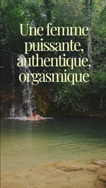 Aujourd'hui c'est mon anniversaire, j'ai 44 ans 🎉
Mais c'est de mon anniversaire l'an dernier dont j'ai envie de parler ce soir.
Il y a un an, j'animais la retraite "Féminin sauvage" dans une forêt sauvage de la Drôme. 
C'était le dernier jour, il était tôt. J'avais emmené mes femmes sauvages à travers la forêt pour une ballade sauvage. On avait grimpé, traversé la densité, marché sur les roches encore fraîches de la nuit alors que les premiers rayons du soleil chauffaient déjà nos peaux, on avait descendu le lit tout sec d'une rivière d'hiver avec un sacré dénivelé et des zones glissantes. 
Presque arrivées là où je les emmenais secrètement, je décide de regarder combien de temps nous avions mis pour faire ce chemin que j'avais cherché, marché, peaufiné ces derniers mois... Je sors donc mon sacré téléphone pour regarder l'heure... Sachant que c'était une retraite déconnectée du tel, j'étais la seule à l'avoir pour des raisons de sécurité et je ne le regardais presque jamais. Et, miséricorde, j'avais oublié de mettre le mode avion... Mais ce n'est pas ça que j'ai vu en premier... Ni même l'heure que j'avais déjà oublié... Mes yeux restaient fixées sur ces mots qui me glaçaient le sang ... 
"Désormais, Cybèle et moi vivons à Bugarach, nous avons déménagé et je la ramènerai quand elle réclamera sa mère" 
Cybèle c'est ma fille. Ma fille de 2 ans. 
Bugarach, c'est loin. Beaucoup trop loin pour une distance entre une mère et sa fille.
Je reprends mes esprits, scindée entre l'horreur de la nouvelle et la merveillosité de l'instant présent. (Laissez moi inventer des mots🙃)
La destination secrète c'était cette magnifique cascade. Les filles sont enchantées. Moi aussi. Je partage cette nouvelle à mon assistante et amie dans un coin, elle me propose de prendre le relais mais je refuse. Je sais le rituel que je veux leur faire vivre dans cet endroit magique, je sais sa puissance et sa guérison. Et je veux être là pour ça. Pour elles. Pour moi. Pour elle. 
Je rassemble les femmes sauvages. Je rentre dans l'eau glacée de la cascade encore dans l'ombre du matin. Avant chaque rituel ou exercice, je fai